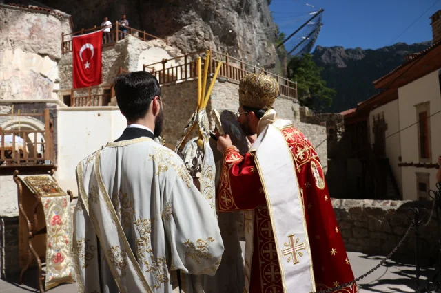 Sümela Manastırı'nda Tarihi Ayin Sürprizlerle İzleyenleri Büyüledi