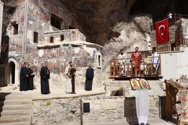 Sümela Manastırı'nda Tarihi Ayin Sürprizlerle İzleyenleri Büyüledi