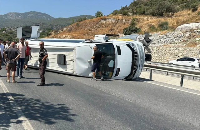 Kuşadası'nda Tur Minibüsü Kazası Panik Yarattı: Neler Yaşandı?