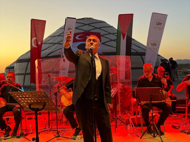 Yavuz Bingöl Malazgirt'teki Muhteşem Konseriyle Unutulmaz Bir Gece Yaşattı