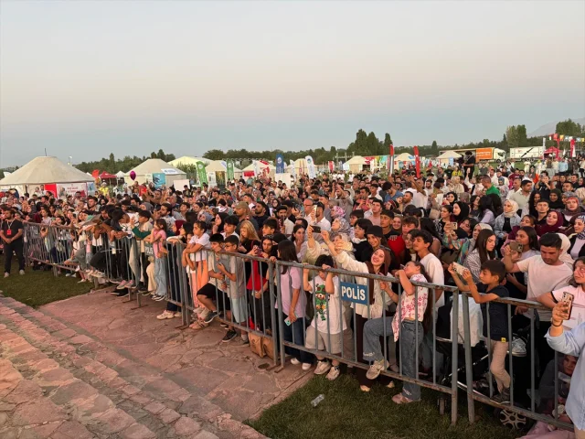 Yavuz Bingöl Malazgirt'teki Muhteşem Konseriyle Unutulmaz Bir Gece Yaşattı