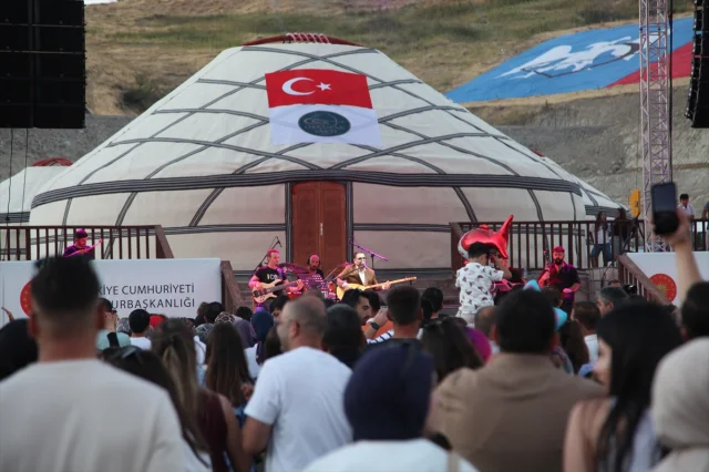 İsmail Altunsaray'ın Çarpıcı Ahlat Konseri: Binlerce Kişi Coşkuyla Eşlik Etti