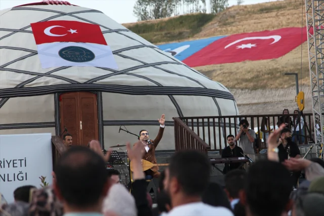 İsmail Altunsaray'ın Çarpıcı Ahlat Konseri: Binlerce Kişi Coşkuyla Eşlik Etti