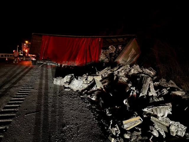 Samsun-Ankara Yolunda Tır Devrildi Kaos Yarattı