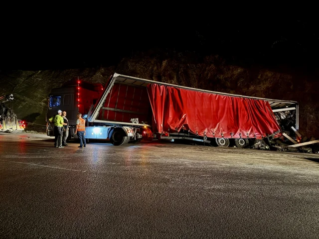 Samsun-Ankara Yolunda Tır Devrildi Kaos Yarattı