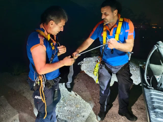 İzmir Dağlarında Korku Dolu Anlar: Kayalıklarda Mahsur Kalan Gençler Son Anda Kurtarıldı