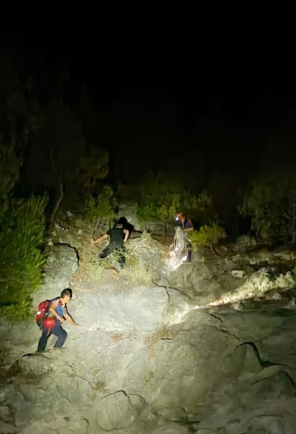 İzmir Dağlarında Korku Dolu Anlar: Kayalıklarda Mahsur Kalan Gençler Son Anda Kurtarıldı