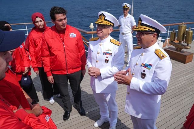 Gençler Savarona ile Boğaz'da Unutulmaz Bir Yolculuğa Çıkıyo...