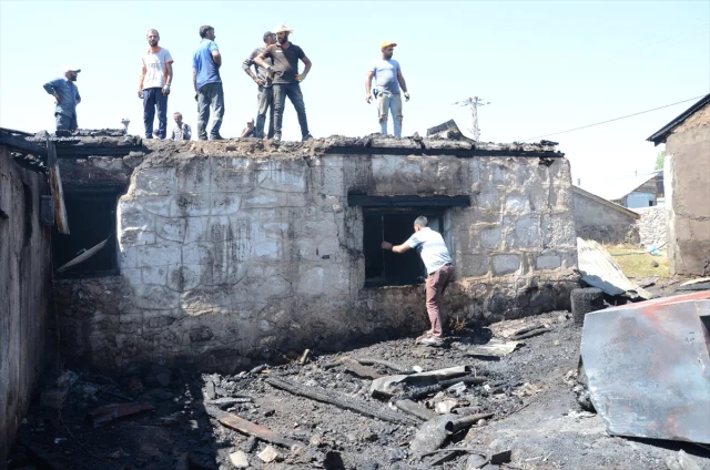 Kars'ta Rüzgarın Etkisiyle Büyüyen Yangın Felaketi