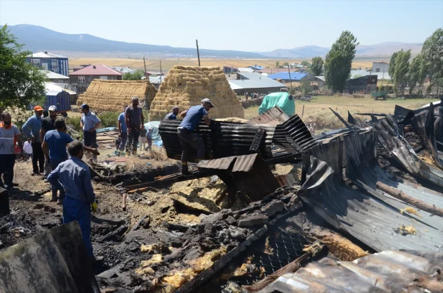 Kars'ta Rüzgarın Etkisiyle Büyüyen Yangın Felaketi