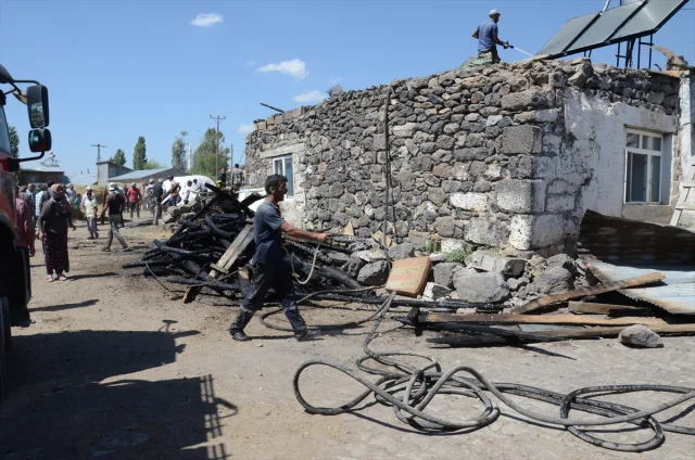 Kars'ta Rüzgarın Etkisiyle Büyüyen Yangın Felaketi