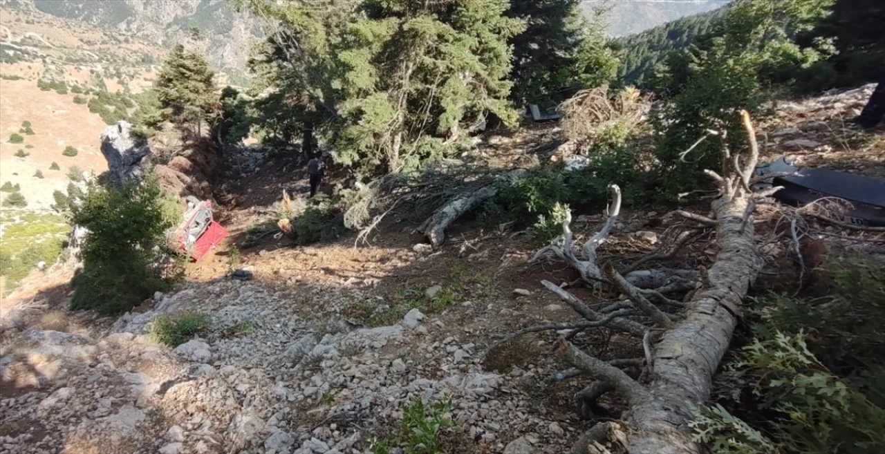 Adana'da Feci Kaza: Uçuruma Yuvarlanan Araçta 2 Kişi Hayatını Kaybetti