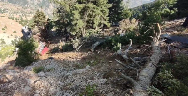 Adana'da Feci Kaza: Uçuruma Yuvarlanan Araçta 2 Kişi Hayatın...