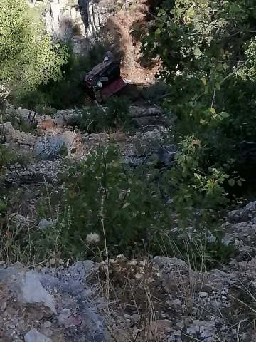 Adana'da Feci Kaza: Uçuruma Yuvarlanan Araçta 2 Kişi Hayatını Kaybetti