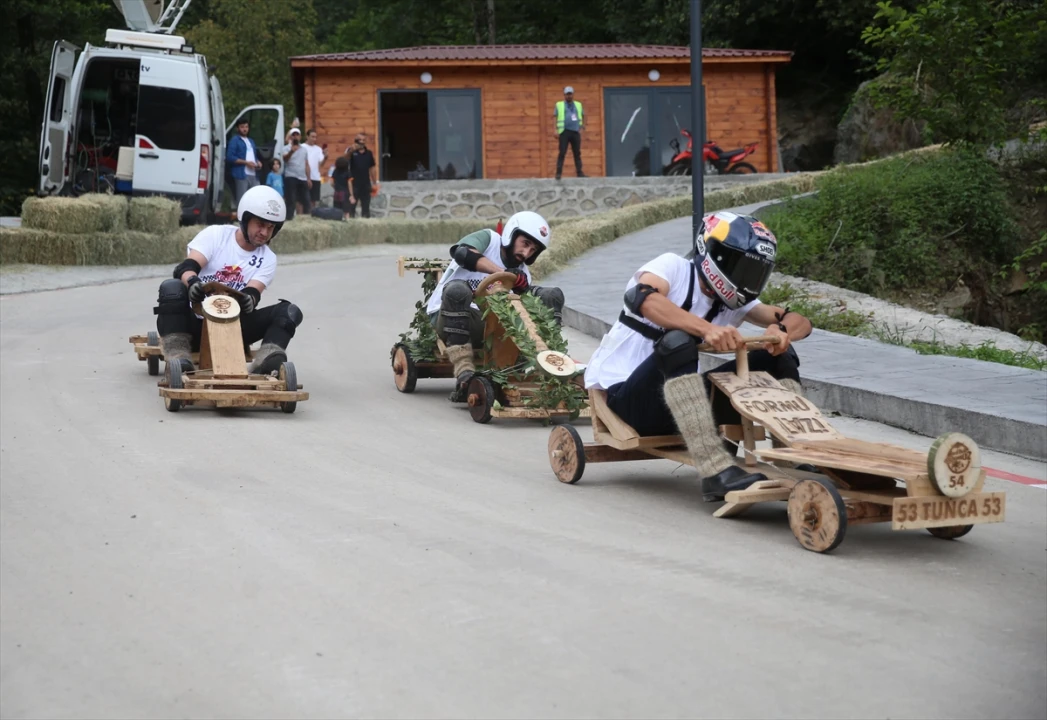 Rize'de Adrenalin Dolu Anlar: Red Bull Formulaz Tahta Araba Yarışları Nefes Kesti