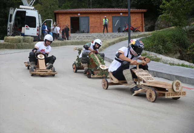 Rize'de Adrenalin Dolu Anlar: Red Bull Formulaz Tahta Araba Yarışları Nefes Kesti