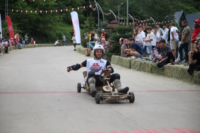 Rize'de Adrenalin Dolu Anlar: Red Bull Formulaz Tahta Araba Yarışları Nefes Kesti