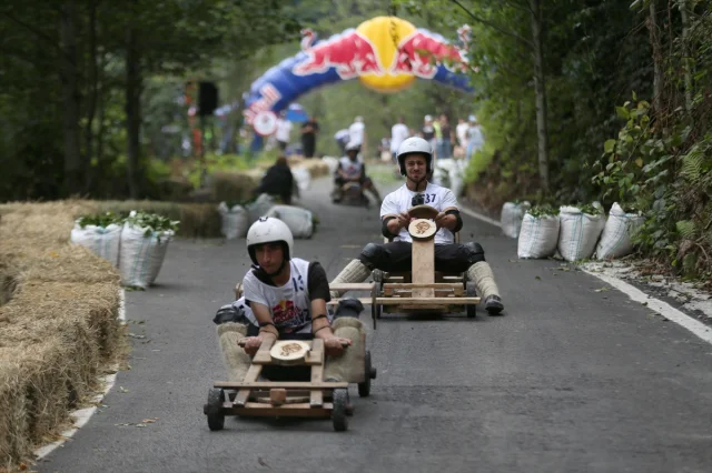 Rize'de Adrenalin Dolu Anlar: Red Bull Formulaz Tahta Araba Yarışları Nefes Kesti