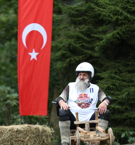 Rize'de Adrenalin Dolu Anlar: Red Bull Formulaz Tahta Araba Yarışları Nefes Kesti