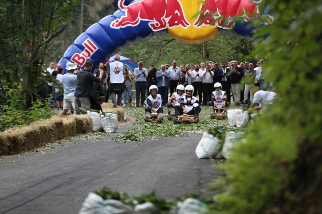Rize'de Adrenalin Dolu Anlar: Red Bull Formulaz Tahta Araba Yarışları Nefes Kesti