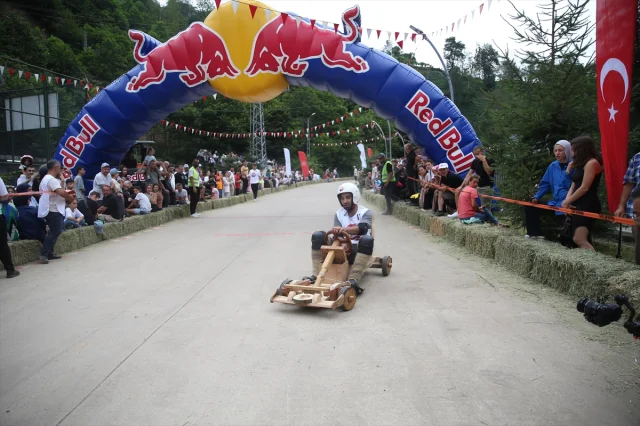 Rize'de Adrenalin Dolu Anlar: Red Bull Formulaz Tahta Araba Yarışları Nefes Kesti
