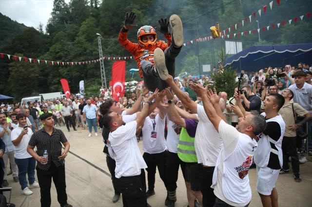 Rize'de Adrenalin Dolu Anlar: Red Bull Formulaz Tahta Araba Yarışları Nefes Kesti