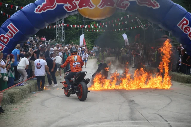 Rize'de Adrenalin Dolu Anlar: Red Bull Formulaz Tahta Araba Yarışları Nefes Kesti