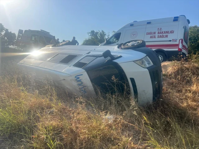 Hatay'da Minibüs Devrildi: Yaralılar Arasında Çocuklar da Va...