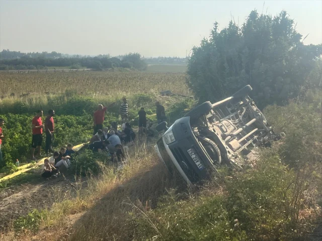 Hatay'da Minibüs Devrildi: Yaralılar Arasında Çocuklar da Var