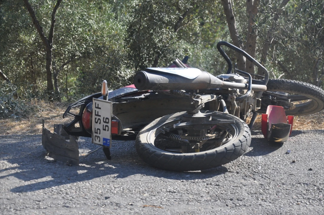 İzmir'de Korkunç Kaza: Pikap ve Motosiklet Çarpıştı