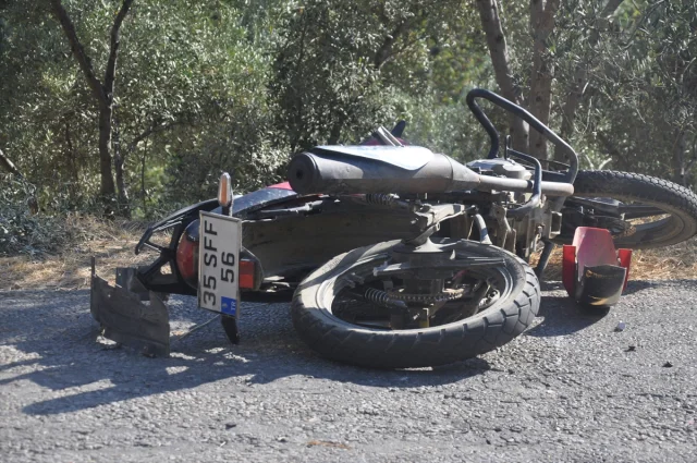 İzmir'de Korkunç Kaza: Pikap ve Motosiklet Çarpıştı