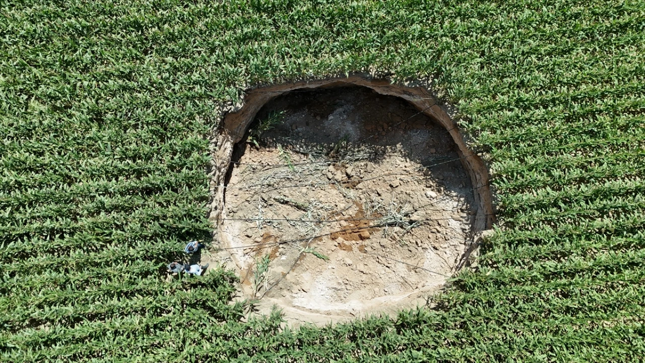 Karaman'da Mısır Tarlasında Dev Obruk Oluştu Tedirginlik Artıyor