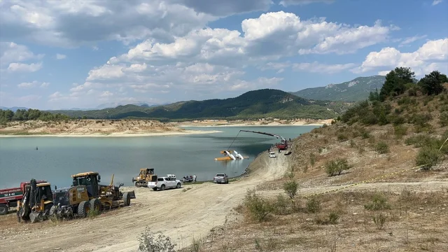 Burdur'da Kaza Geçiren Yangın Söndürme Uçağı Gölden Kurtarıldı