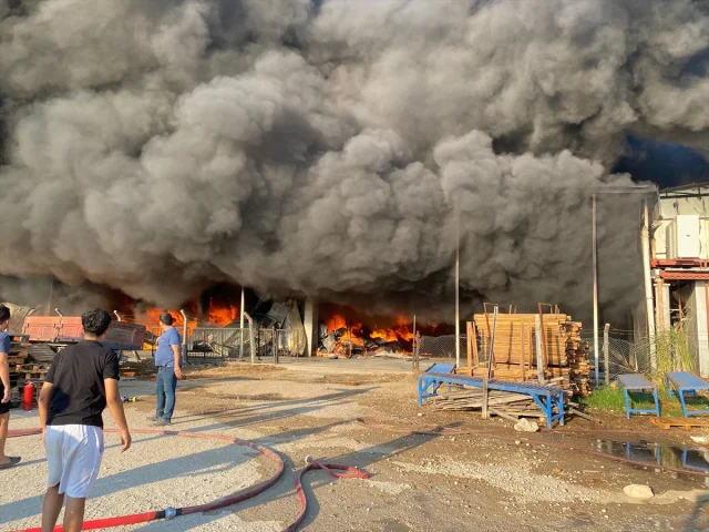 Antalya'da Korkutan Yangın: Soğuk Hava Depoları Alevlere Tes...