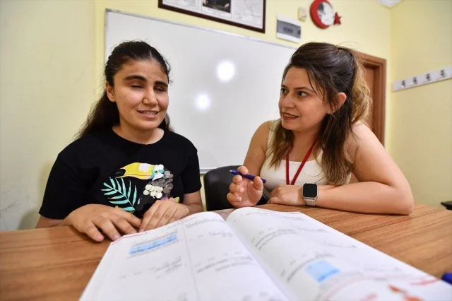 Nazalin Selvi Görme Engeline Rağmen İletişim Fakültesine Yerleşti