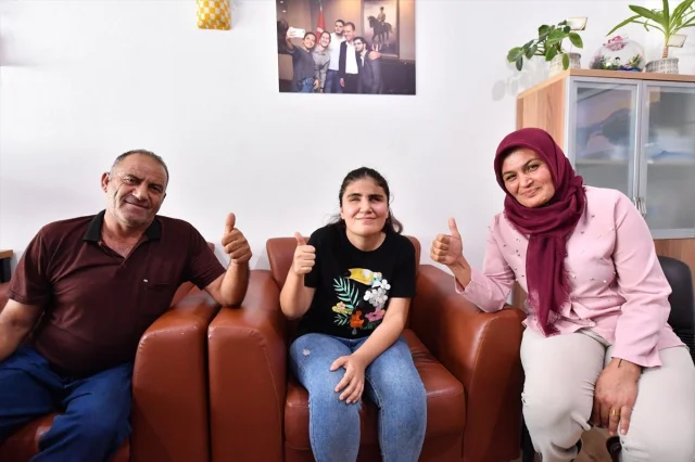 Nazalin Selvi Görme Engeline Rağmen İletişim Fakültesine Yerleşti