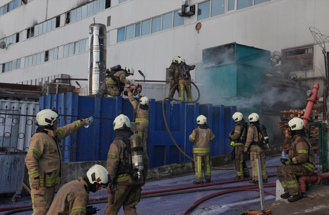 Arnavutköy'de Fabrikada Çıkan Büyük Yangın Kontrol Altına Alındı