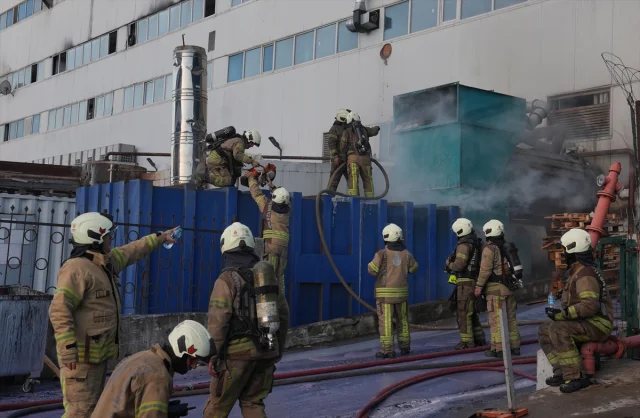 Arnavutköy'de Fabrikada Çıkan Büyük Yangın Kontrol Altına Al...