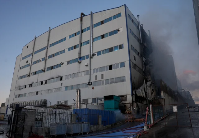 Arnavutköy'de Fabrikada Çıkan Büyük Yangın Kontrol Altına Alındı