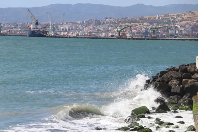 Tekirdağ'da Kuvvetli Poyraz: Deniz Trafiğinde Büyük Aksamalar
