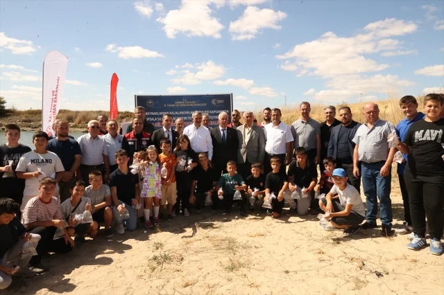 Edirne'nin Osmanlı Köyünde İlginç Buluşma: 30 Bin Sazan Yavrusu Gölete Salındı