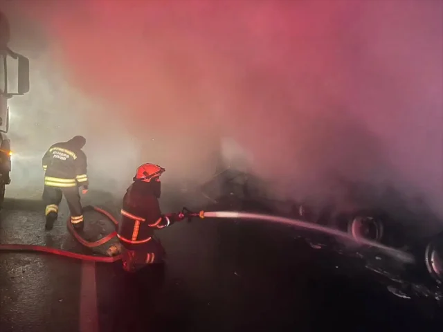 Diyarbakır'da Alevler Geceyi Aydınlattı