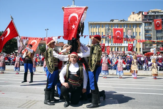 Zafer Coşkusu Türkiye'nin Her Köşesinde Yaşandı: Samsun'dan Amasya'ya Unutulmaz Anlar