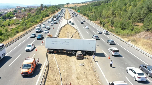 Anadolu Otoyolu'nda Şok Kaza: Lastik Patladı, Araçlar Çarpış...