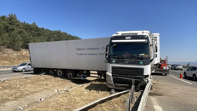 Anadolu Otoyolu'nda Şok Kaza: Lastik Patladı, Araçlar Çarpıştı