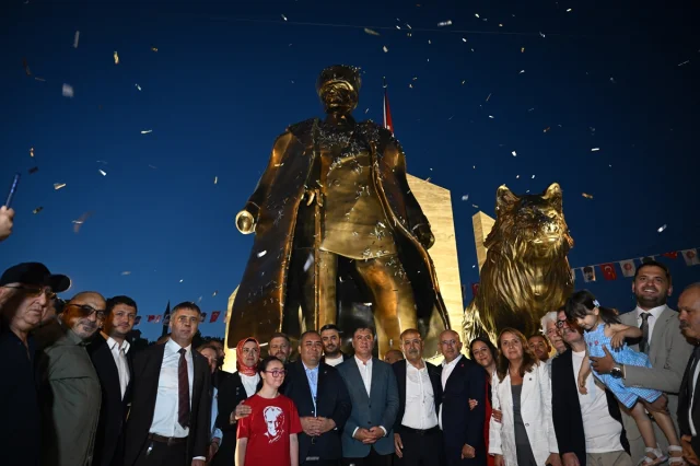 Keçiören'de 30 Ağustos'un Simgesi Olan Anıt Görkemli Bir Tör...