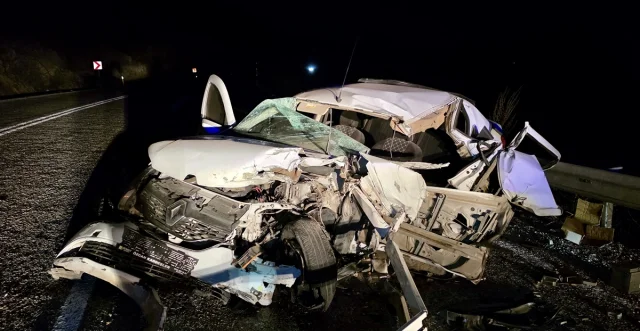 Muğla'da Feci Kaza Otomobil Tırla Çarpıştı