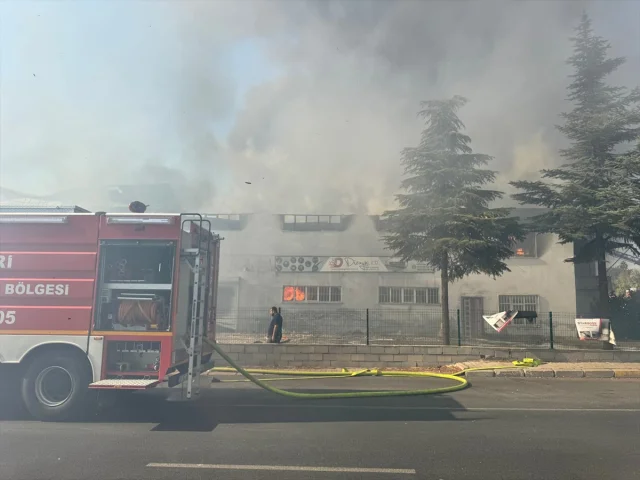 Kayseri'de Fabrikada Çıkan Yangın Panik Yarattı