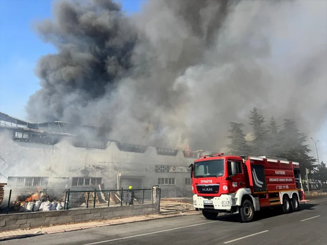 Kayseri'de Fabrikada Çıkan Yangın Panik Yarattı