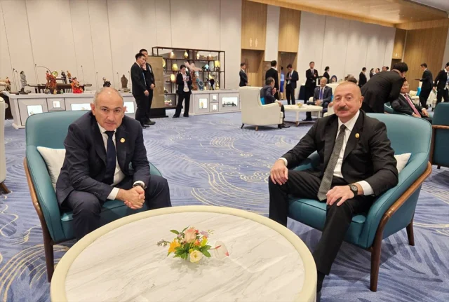 Aliyev ve Paşinyan'dan Tarihi Buluşma: Yeni Bir Dönemin Eşiğ...